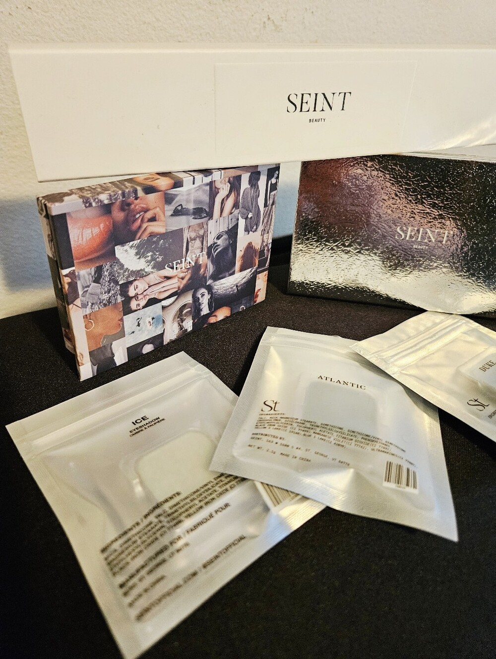 SEINT bundle Two cases Two eye shadows and one Brush